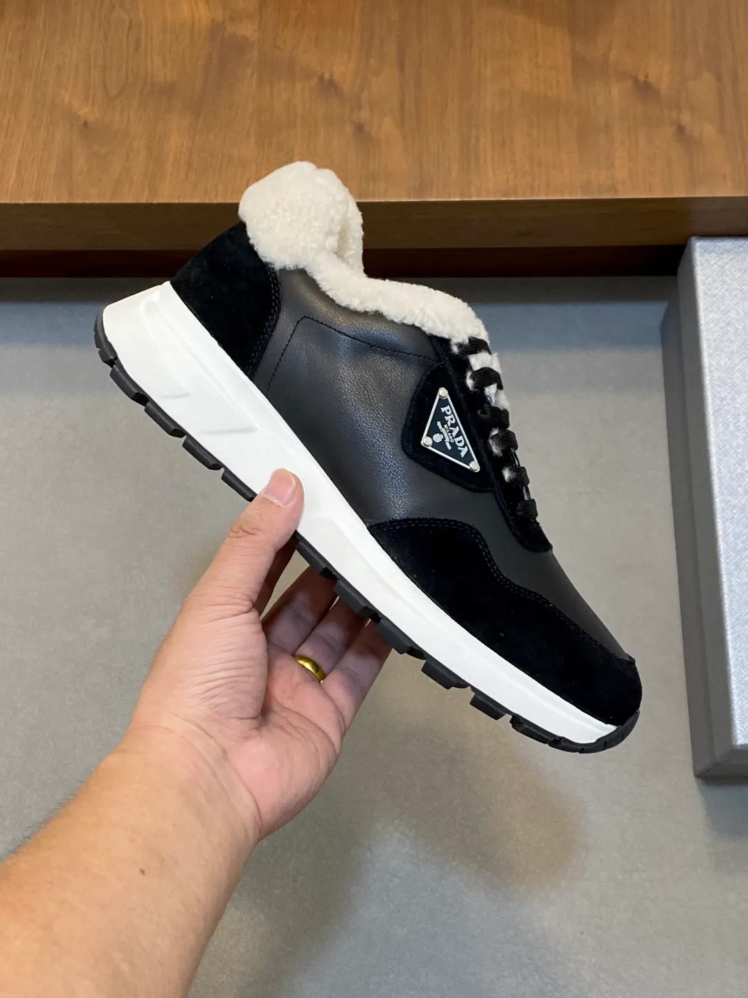 💰780 Prada/Prada Autumn and winter men's leather lace-up sneakers. Top-quality goods produced in Dongguan. Imported Nappa cowhide leather upper with raised layered design. Light and breathable, soft and comfortable. Genuine calfskin leather edging has a distinctive sporty style. The leather tongue is equipped with the classic PRADA letter red rubber label badge to fully display the brand style. The transparent air-cushion midsole is equipped with a lightweight tread rubber outsole. It is light and increased by about 4CM. The inner lining is Excellent foot feel. Comes with original packaging. 38-44 (customized at 45). Size: 39-40-41-42-43-44. Standard leather shoe size.